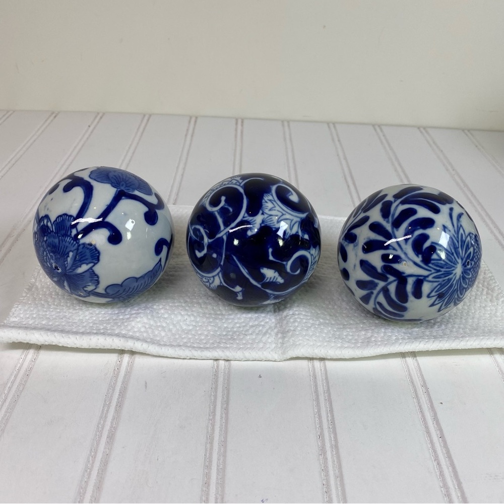 Chinoiserie blue & white 3” ceramic orbs - Picture 1 of 4